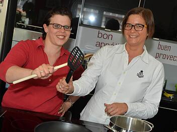 Ute Schott und Mechthild Weishaar-Glab freuen sich schon auf das große Kochduell am Mittwoch im Berufsschulzentrum. Fotos: Ronald Rinklef