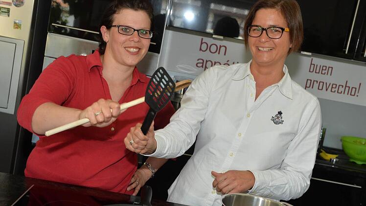 Ute Schott und Mechthild Weishaar-Glab freuen sich schon auf das große Kochduell am Mittwoch im Berufsschulzentrum. Fotos: Ronald Rinklef