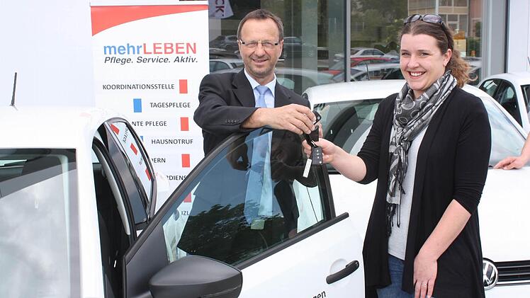 VW-Verkäufer Hubert Leber und Pflege-Abteilungsleiterin Claudia Dresbach bei der Schlüsselübergabe.  Foto: Robert Huger
