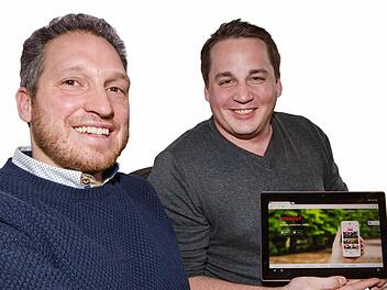 Rainer Rother (links) und Thomas Helmrich von Smoost sind zufrieden: Ihre Spenden-App wächst stetig. Foto: Matthias Hoch