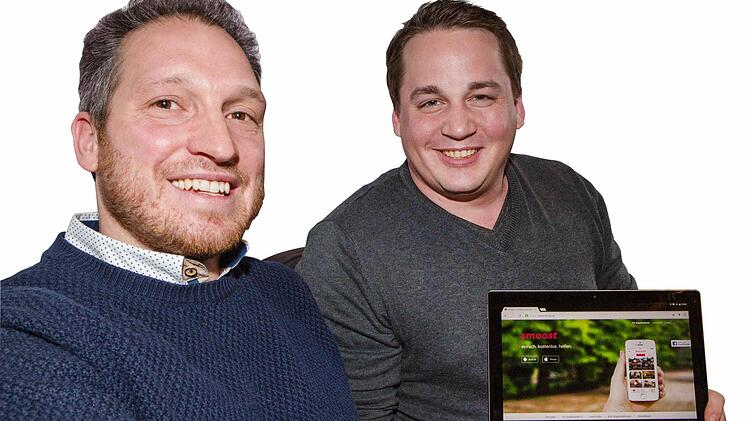 Rainer Rother (links) und Thomas Helmrich von Smoost sind zufrieden: Ihre Spenden-App wächst stetig. Foto: Matthias Hoch