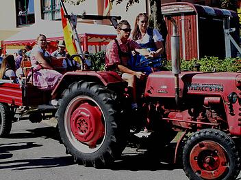 Auch die Jugend ist hoch zu Stahlross dabei, hier schick mit Dirndl und Lederhose. Foto: Günther Geiling