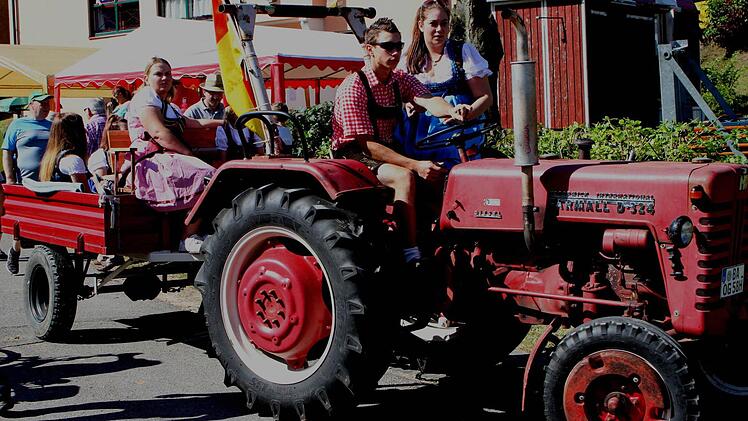 Auch die Jugend ist hoch zu Stahlross dabei, hier schick mit Dirndl und Lederhose. Foto: Günther Geiling