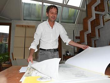 Einblicke ins aktuelle Schaffen: Harald Winter in seinem Atelier in Weilersbach. Foto: Ronald Rinklef