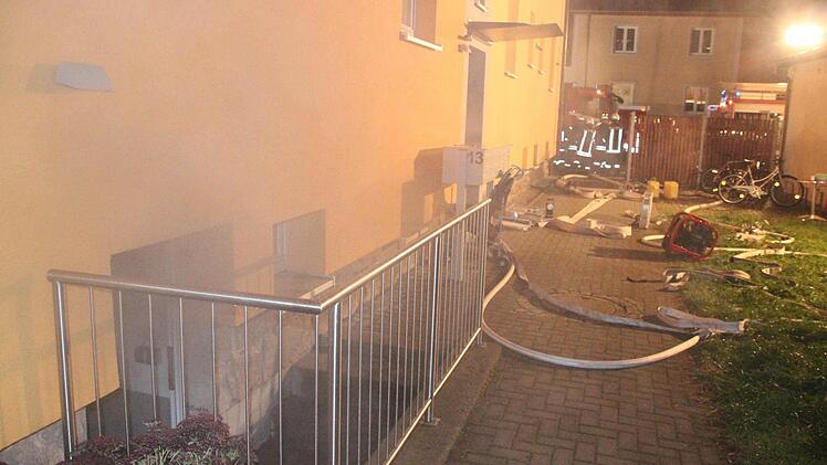 Immer wieder drang Rauch aus den Kellerräumen.  Foto: Friedwald Schedel