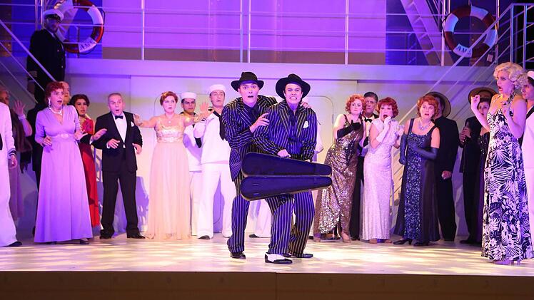 Schwungvolle Premiere: Reichlich Beifall gab es für die Neuinszenierung von "Anything Goes" am Landestheater Coburg. Foto: Henning Rosenbusch