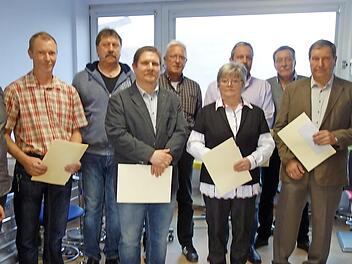 Ehrung von langjährigen Mitarbeitern bei der Firma Jörg & Sohn, eingerahmt von Petra Jörg (links) und Helmut Jörg (rechts). Foto: Doris Weidner