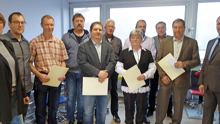 Ehrung von langjährigen Mitarbeitern bei der Firma Jörg & Sohn, eingerahmt von Petra Jörg (links) und Helmut Jörg (rechts). Foto: Doris Weidner