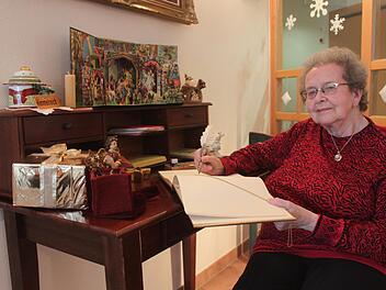 Heimbewohnerin Brigitte Bischoff sitzt in der "Himmlischen Schreibstube". Hier können die Bewohner Weihnachtsgrüße an ihre Verwandten schreiben oder schreiben lassen. Franziska Rieger
