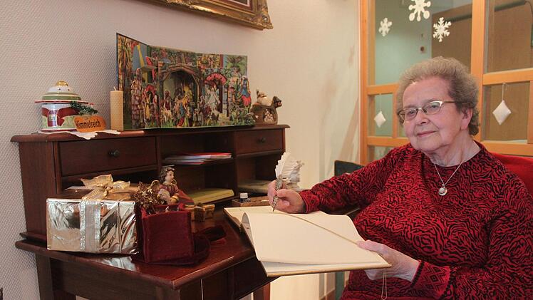 Heimbewohnerin Brigitte Bischoff sitzt in der "Himmlischen Schreibstube". Hier können die Bewohner Weihnachtsgrüße an ihre Verwandten schreiben oder schreiben lassen. Franziska Rieger