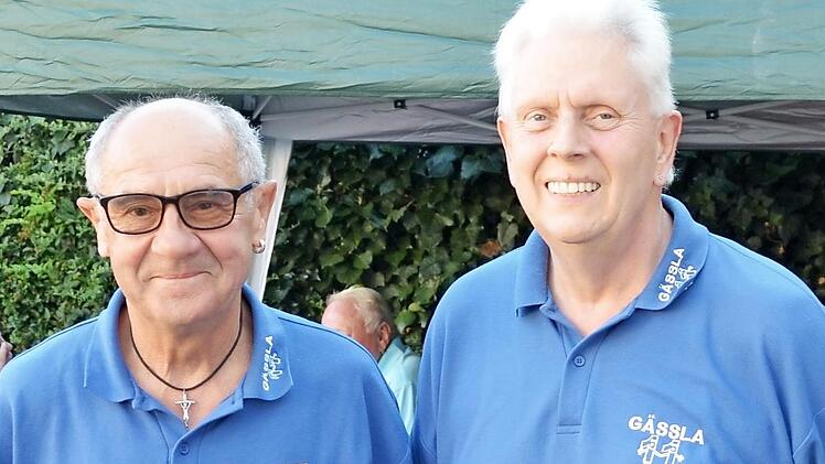 Der Vorsitzender der "Gässla-Elf", Christoph Schlögl (rechts), ehrt Elko Wohlrath für 35 Jahre Mitgliedschaft.  Foto: che
