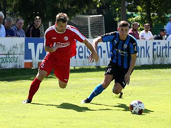 Viel Dynamik im Duell des Vachers Michael Gambel (links ) mit dem Brucker Marcel Kaiser - die Ausnahme in einem trägen Spiel.  Foto: Sportfoto Zink