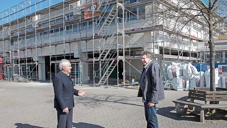 Der Gemeinderat mit Bürgermeister Helmut Fischer (links) hat für die Sanierung Udo Freitag vom EIS-Architekturbüro aus Bamberg verpflichtet.  Foto: Klaus Gagel