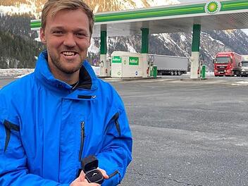 Auf den Knien auf einer Raststätte in Österreich: Kevin Krawietz überraschte seine langjährige Lebensgefährtin mit einem spontanen Heiratsantrag. privat