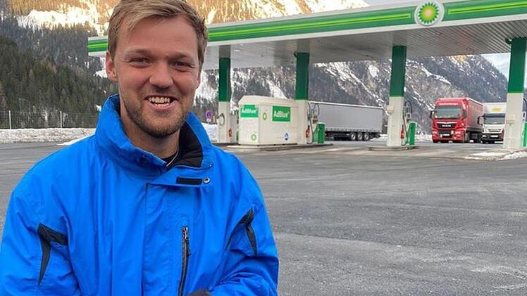 Auf den Knien auf einer Raststätte in Österreich: Kevin Krawietz überraschte seine langjährige Lebensgefährtin mit einem spontanen Heiratsantrag. privat