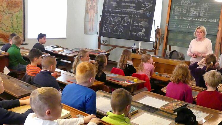 Wie haben Schulkinder früher gelernt? Luise Wild demonstriert das für interessierte Gruppen im originalgetreu ausgestatteten Klassenzimmer des Dorfschulmuseums. Foto: Archiv