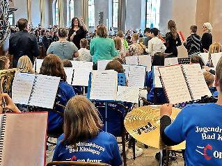 Schülerinnen und Schüler der Saaletal-Schule Bad Kissingen und das Vororchester des Jugendmusikkorps spielten gemeinsam in der Erlöserkirche.