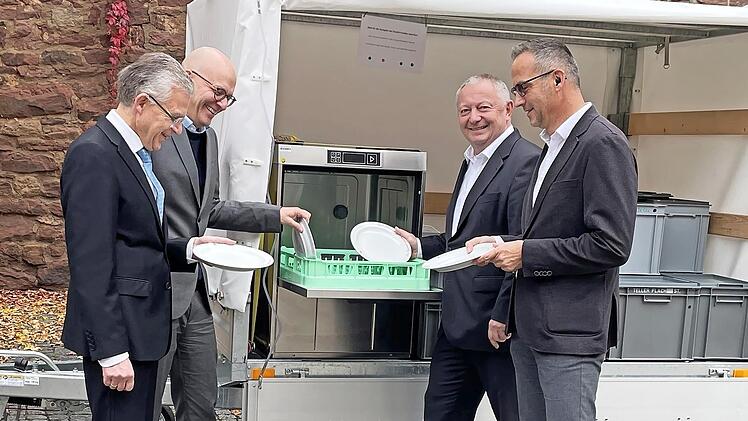 Roland Friedrich, Vorsitzender des Stiftungsvorstandes (von links), Oberbürgermeister Dirk Vogel, Landrat Thomas Bold und Geschäftsführer des Kommunalunternehmens Jürgen Metz mit dem neuen Geschirrmobil.