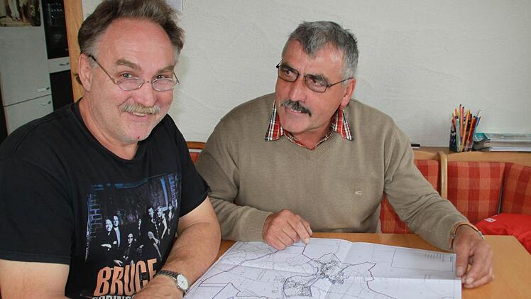 Bernhard Pösch (links) und Andreas Kremer sind glücklich darüber, dass die Flurneuordnung nach 21 Jahren abgeschlossen ist und vor allem, dass das Verfahren einvernehmlich über die Bühne gegangen ist.