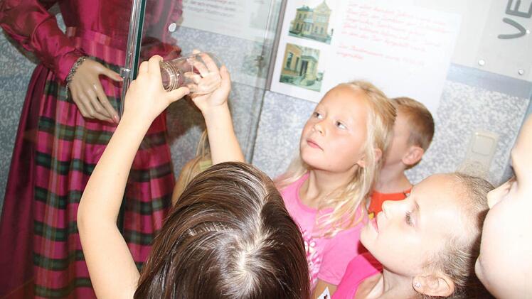 Nein, die Fingerabdrücke am Wasserglas passen nicht mit dem Tatort überein.
