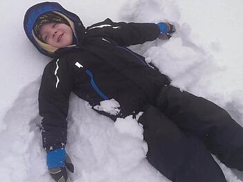 Dieser Weihnachts-Engel wird seinem Familiennamen mehr als gerecht: Es ist der fünfjährige Julian Engel. Foto: Sabine Engel