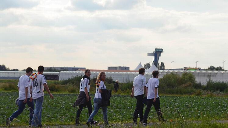 Fans pilgern durchs Knoblauchsland zum Public Viewing.