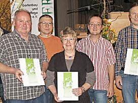 Das sind die Preisträger bei verschiedenen Wettbewerben des Kreisverbandes mit Kreisfachberater Johannes Bayer (links) und stellvertretender Kreisvorsitzender Birgit Baier (rechts).  Fotos: Günther Geiling