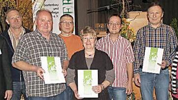 Das sind die Preisträger bei verschiedenen Wettbewerben des Kreisverbandes mit Kreisfachberater Johannes Bayer (links) und stellvertretender Kreisvorsitzender Birgit Baier (rechts).  Fotos: Günther Geiling