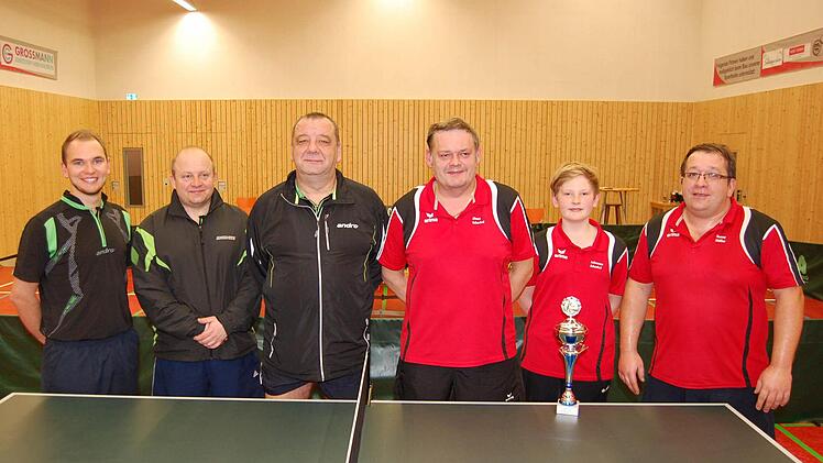 Kreispokalsieger im Tischtennis bei den Herren wurde der TSV Teuschnitz II mit (von rechts) Ronny Müller, Johannes und Klaus Scherbel. Im Finale wurde der TTC Wallenfels mit (von links) Philipp Müller, Jörg Weiß und Frank Barthel bezwungen.