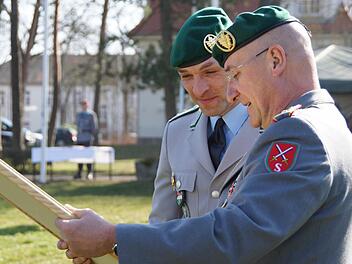 Major Mathias Rissel (links) nimmt von Brigadegeneral Gert-Johannes Hagemann die Urkunde für die Indienststellung der neuen Inspektion entgegen. Foto: Arkadius Guzy