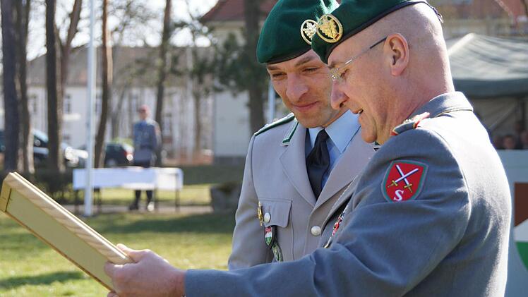 Major Mathias Rissel (links) nimmt von Brigadegeneral Gert-Johannes Hagemann die Urkunde für die Indienststellung der neuen Inspektion entgegen. Foto: Arkadius Guzy