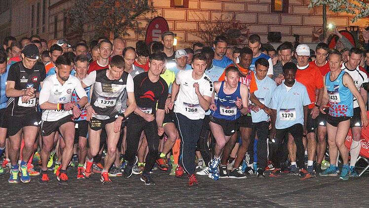 Insgesamt nahmen 1215 L&auml;ufer am Nightrun teil - so viele wie nie zuvor.  Foto: Christoph Winter