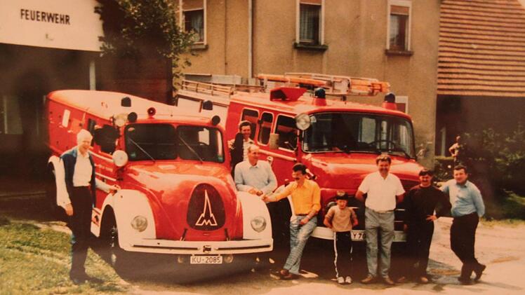 Die weltbekannte Firma Bayer Aspirin spendierte der Feuerwehr Rothwind-Fassoldshof diese beiden Fahrzeuge. Repro: Stephan Stöckel.