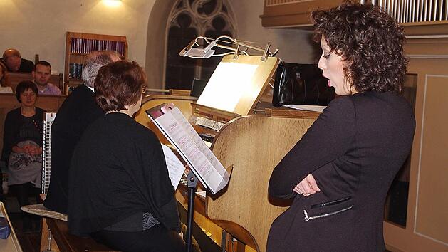 Ana Cvetkovic-Stojnic entfachte mit Dekanatskantor Marius Popp an der Orgel ein musikalisches Feuerwerk in der Christuskirche. Herrlich kokett-frech interpretierte sie dabei St&uuml;cke aus Operetten und Musicals.  Foto: Heike Sch&uuml;lein