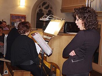 Ana Cvetkovic-Stojnic entfachte mit Dekanatskantor Marius Popp an der Orgel ein musikalisches Feuerwerk in der Christuskirche. Herrlich kokett-frech interpretierte sie dabei Stücke aus Operetten und Musicals.  Foto: Heike Schülein