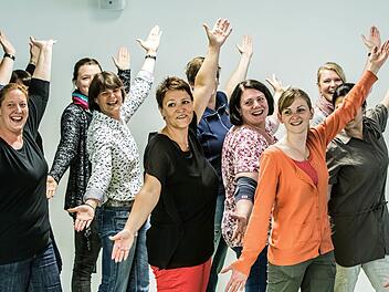 Das Vocalensemble Coburg bei der Probenarbeit: Eine Show-Gala zum 20-jährigen Bestehen findet am Freitag und Samstag in Bad Rodach statt. Foto: Archiv/Jochen Berger