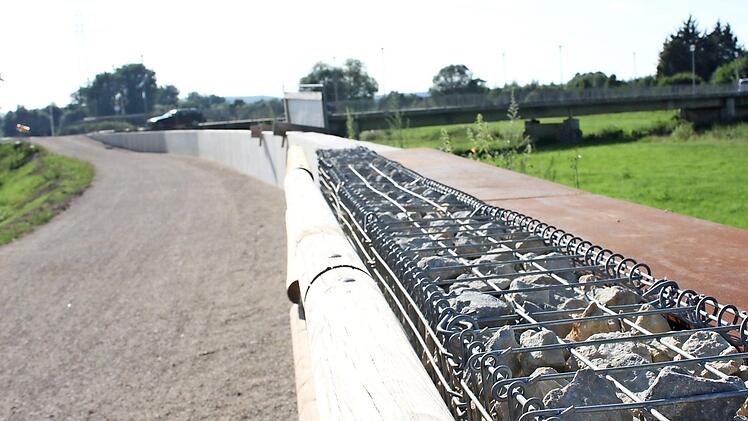 Beton, Holz und ein mit Steinen gefülltes Drahtgeflecht erhöhen und verstärken den "Rießner-Damm" südlich der Michelauer Flutbrücke. Foto: Popp