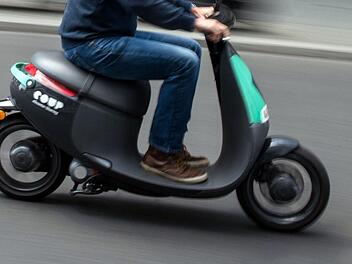 Beleidigung einer Fußgängerin: Ein Rollerfahrer zeigte den Hitlergruß und rief "Heil".