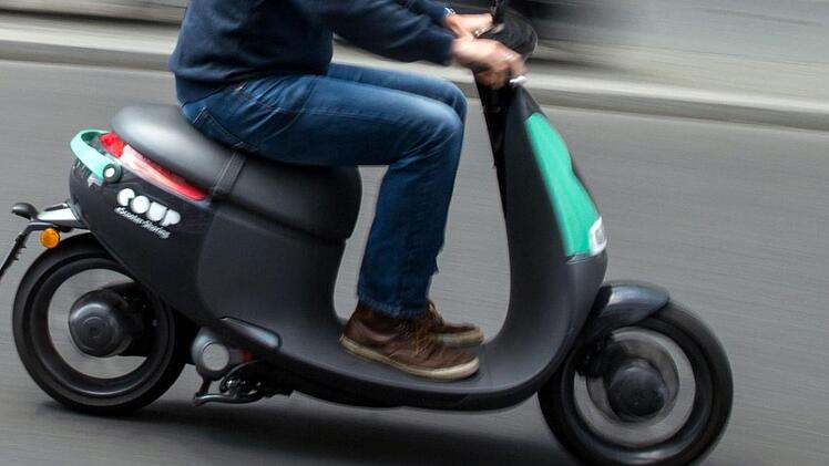 Beleidigung einer Fußgängerin: Ein Rollerfahrer zeigte den Hitlergruß und rief "Heil".