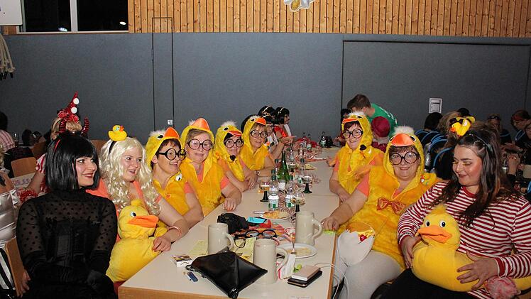 Ein ganzer Entenschwarm aus Wachenroth hatte sich in die Halle verirrt. Evi Seeger