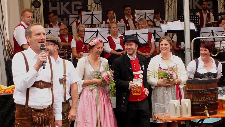 Bürgermeister Michael Ziegler begrüßt frohgelaunt die vielen Gäste mit den Damen des Fremdenverkehrsvereins und dem Bierprinzen.