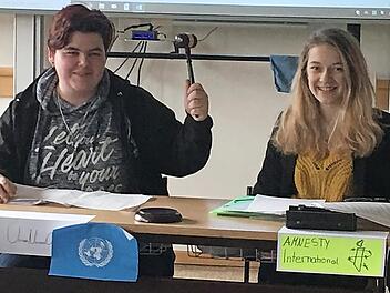 Hannah Kauper und Betty Müller, die die Uno und Amnesty International vertraten, leiteten die Simulation der Friedenskonferenz. Foto: Hofmann