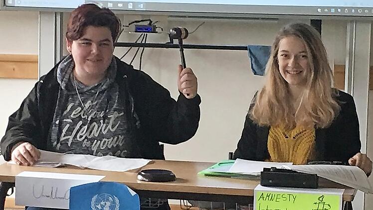 Hannah Kauper und Betty Müller, die die Uno und Amnesty International vertraten, leiteten die Simulation der Friedenskonferenz. Foto: Hofmann