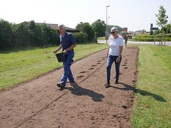 Bauhofleiter Hubert Dorsch und Fachberaterin Claudia K&uuml;hnel beim Ausbringen des Saatguts  Foto: p