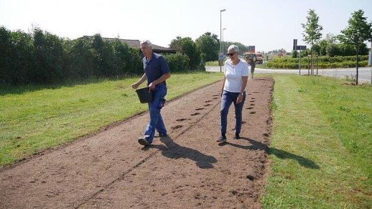 Bauhofleiter Hubert Dorsch und Fachberaterin Claudia K&uuml;hnel beim Ausbringen des Saatguts  Foto: p