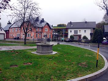 Teuschnitz stellt Antrag auf Einleitung des Verfahrens für eine Dorferneuerung in Haßlach. Von der Bevölkerung gewünscht wird insbesondere auch die Neugestaltung des Bereiches um die Buswartehalle und den neuen Dorfbrunnen.Heike Schülein