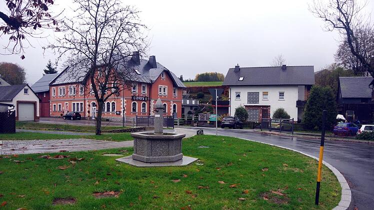Teuschnitz stellt Antrag auf Einleitung des Verfahrens für eine Dorferneuerung in Haßlach. Von der Bevölkerung gewünscht wird insbesondere auch die Neugestaltung des Bereiches um die Buswartehalle und den neuen Dorfbrunnen.Heike Schülein