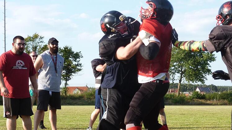 Erst Training in Kleingruppen, dann die komplette Mannschaft. Inzwischen sind in Kontaktsportarten sogar wieder Testspiele erlaubt. Bislang bleiben die Footballer der Hemhofen Gechers aber unter sich. Fotos: Thomas Schöbel