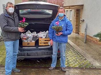 Gemeinderäte als Blumenboten: Bernhard Herterich, auch Ortsbeauftragter von Wirmsthal, und Edgar Röder verteilen Alpenveilchen an Senioren.  Foto: Matthias Schnabl