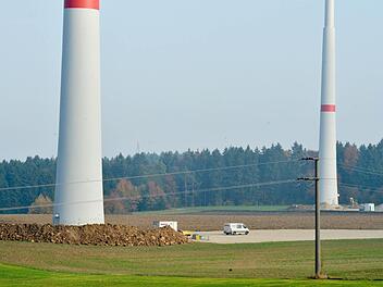 Wieder freigelegt sind die Fundamente der Windräder mit einem Durchmesser von etwa  25 Metern. Risse im Stahlbeton werden von der Baufirma im Zuge der Gewährleistung verschlossen. Foto:  Ronald Rinklef